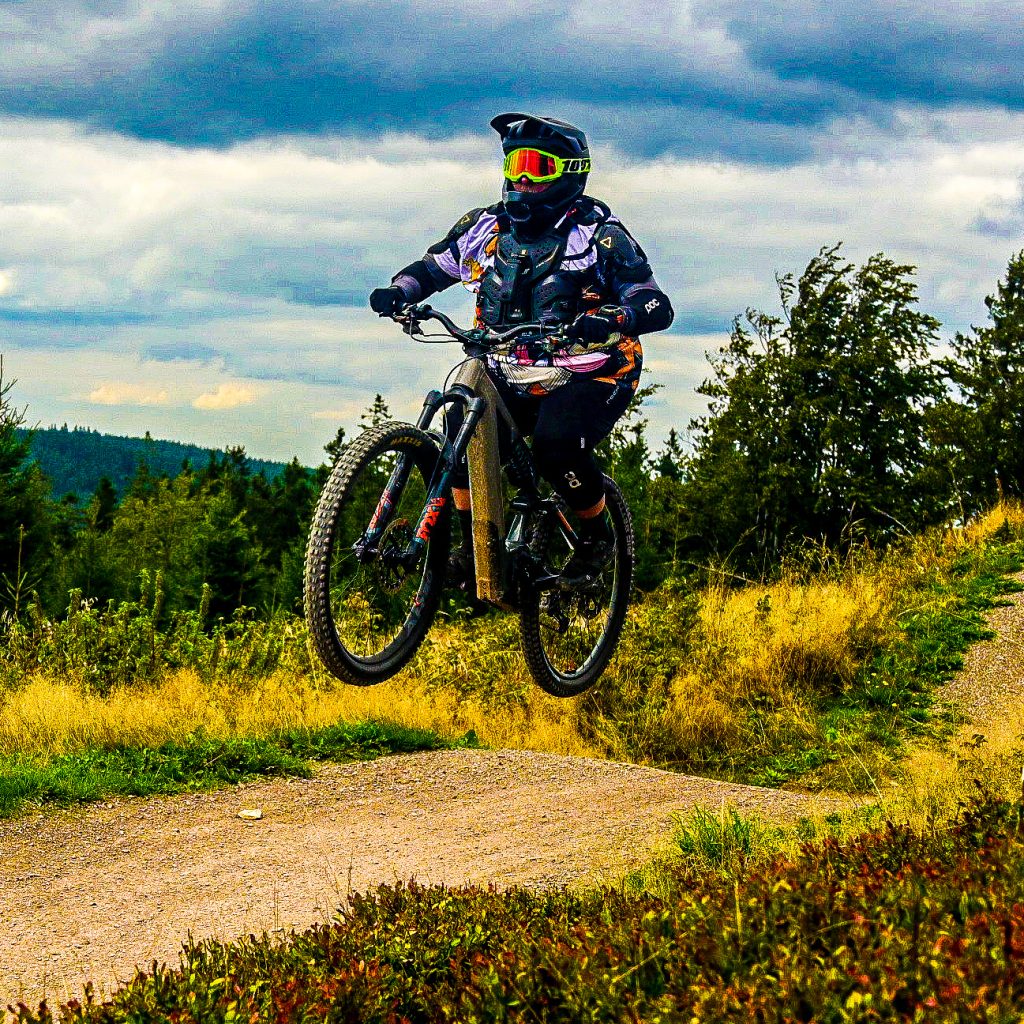 Mountainbiker beim Sprung mit Enduro-Bike im MTB Zone Bikepark Willingen.